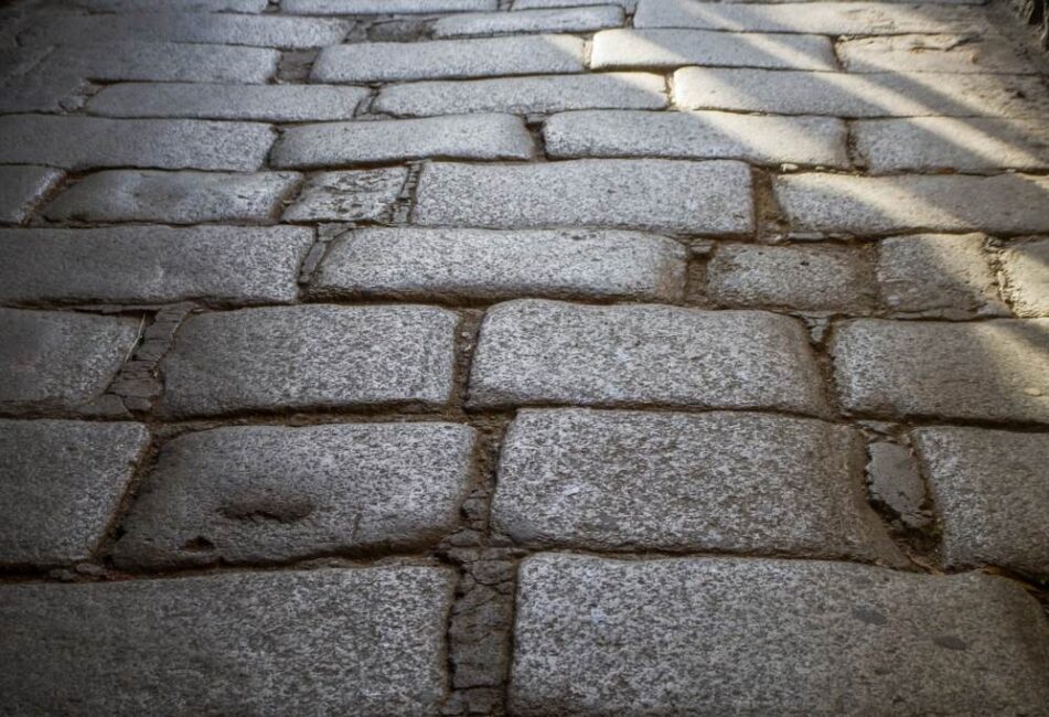 jak wykonać obrzeże z kostki granitowej